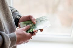 Dinero euro billetes de banco euro de papel en mano del hombre el hombre da un soborno fotos de archivo libres de regalías Dinero euro billetes de banco euro de papel en mano del hombre el hombre da un soborno fotos de archivo libres de regalías