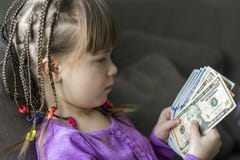 Dinero, finanzas y concepto de la gente - la niña sonriente con el dólar cobra el dinero fotografía de archivo Dinero, finanzas y concepto de la gente - la niña sonriente con el dólar cobra el dinero fotografía de archivo