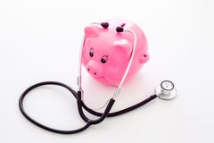 Dinero para el tratamiento Costos médicos Moneybox en la forma del cerdo cerca del estetoscopio en el fondo blanco fotografía de archivo libre de regalías Dinero para el tratamiento Costos médicos Moneybox en la forma del cerdo cerca del estetoscopio en el fondo blanco fotografía de archivo libre de regalías