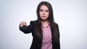 Dinero que se sostiene y que lanza de la mujer de negocios joven hermosa metrajes Dinero que se sostiene y que lanza de la mujer de negocios joven hermosa metrajes