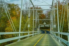 Dingmans promu most przez Delaware rzekę w Poconos górach, łączy stany Pennsylwania i Nowy - bydło, USA fotografia stock Dingmans promu most przez Delaware rzekę w Poconos górach, łączy stany Pennsylwania i Nowy - bydło, USA fotografia stock