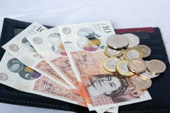 Dinheiro e moedas ingleses na carteira de couro foto de stock Dinheiro e moedas ingleses na carteira de couro foto de stock