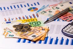 Dinheiro e relatório da finança Custos planejando imagem de stock royalty free Dinheiro e relatório da finança Custos planejando imagem de stock royalty free