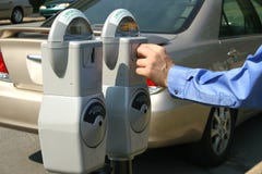 Dinheiro no medidor de estacionamento foto de stock Dinheiro no medidor de estacionamento foto de stock
