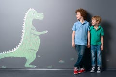 Dinosaure mignon et deux garçons photographie stock libre de droits Dinosaure mignon et deux garçons photographie stock libre de droits