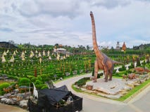 Dinosaurie i trädgård arkivfoton Dinosaurie i trädgård arkivfoton