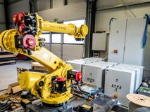 Dinslaken Niemcy, Wrzesień, - 19 2018: Brandnew przemysłowej automatyzacji robot dostaje gotowy dla produkcji zdjęcie royalty free Dinslaken Niemcy, Wrzesień, - 19 2018: Brandnew przemysłowej automatyzacji robot dostaje gotowy dla produkcji zdjęcie royalty free