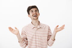 Dios qué siguiente Retrato del novio de risa sarcástico en camisa de las rayas, aumentando las manos para arriba y mirando el cie imágenes de archivo libres de regalías Dios qué siguiente Retrato del novio de risa sarcástico en camisa de las rayas, aumentando las manos para arriba y mirando el cie imágenes de archivo libres de regalías