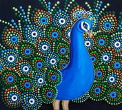 Dipingendo, un pavone con i colori luminosi di una coda lanuginosa illustrazione di stock Dipingendo, un pavone con i colori luminosi di una coda lanuginosa illustrazione di stock