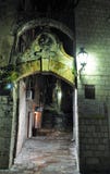 Diplômé-entrée de Stari à la forteresse par nuit - vieille ville de Kotor photo libre de droits Diplômé-entrée de Stari à la forteresse par nuit - vieille ville de Kotor photo libre de droits