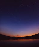 Dipper stars nel cielo dal lago Paesaggio scenico Majo di Ursa fotografie stock libere da diritti Dipper stars nel cielo dal lago Paesaggio scenico Majo di Ursa fotografie stock libere da diritti