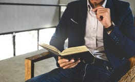 Directeur die op moderne kantoor/koffie werken stock afbeelding Directeur die op moderne kantoor/koffie werken stock afbeelding