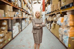 Directeur féminin sérieux avec des bras croisés photos stock Directeur féminin sérieux avec des bras croisés photos stock
