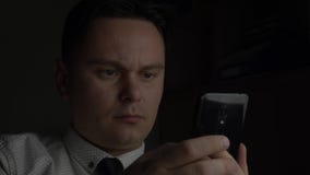 Directeur ou homme d'affaires dans la chemise blanche avec le lien utilisant le smartphone noir clips vidéos Directeur ou homme d'affaires dans la chemise blanche avec le lien utilisant le smartphone noir clips vidéos