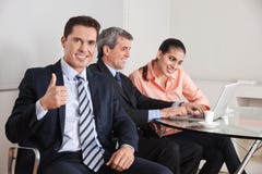 Directeur retenant ses pouces image stock Directeur retenant ses pouces image stock