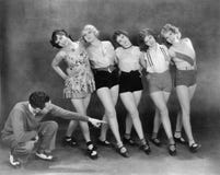 Directeur travaillant avec les danseurs féminins (toutes les personnes représentées ne sont pas plus long vivantes et aucun domai photo libre de droits Directeur travaillant avec les danseurs féminins (toutes les personnes représentées ne sont pas plus long vivantes et aucun domai photo libre de droits