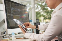 Directeur travaillant en ligne sur le PC de comprim? photos stock Directeur travaillant en ligne sur le PC de comprim? photos stock