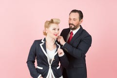 Directeurs de couples dans les costumes Patron s'habillant sur des perls de cou de fille L'homme a fait le présent à la femme d'a photos libres de droits Directeurs de couples dans les costumes Patron s'habillant sur des perls de cou de fille L'homme a fait le présent à la femme d'a photos libres de droits