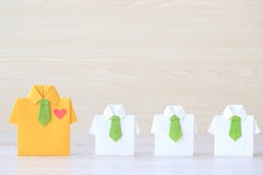 Direction et concept de travail d'?quipe, chemise jaune d'origami avec le lien menant parmi la petite chemise jaune sur le fond d images libres de droits Direction et concept de travail d'?quipe, chemise jaune d'origami avec le lien menant parmi la petite chemise jaune sur le fond d images libres de droits