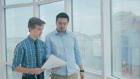 Direttore discute il progetto con l'impiegato, consiglio di elasticità, facendo uso della compressa digitale in nuovo ufficio mod stock footage Direttore discute il progetto con l'impiegato, consiglio di elasticità, facendo uso della compressa digitale in nuovo ufficio mod stock footage