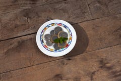 dirham marocain dans un petit assiette sur un fond de wodden Argent marocain image stock dirham marocain dans un petit assiette sur un fond de wodden Argent marocain image stock