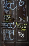 Dirty inscripted den gamla dörren Arkivbild Dirty inscripted den gamla dörren Arkivbild