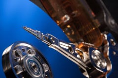 Disassembled hard drive from the computer, hdd with mirror effect Opened hard drive from the computer hdd with mirror effects Par royalty free stock image Disassembled hard drive from the computer, hdd with mirror effect Opened hard drive from the computer hdd with mirror effects Par royalty free stock image