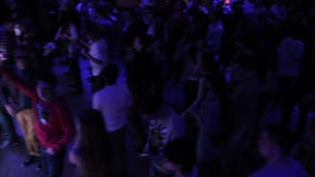 discjockey som utför på nattklubben, allmänhet som tycker om bra musik som dansar stock video discjockey som utför på nattklubben, allmänhet som tycker om bra musik som dansar stock video