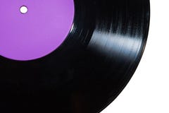 Disco del vinilo con la etiqueta púrpura fotografía de archivo libre de regalías Disco del vinilo con la etiqueta púrpura fotografía de archivo libre de regalías