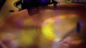 Disco giratorio de LP en tonos del amarillo y del oro Disco giratorio de LP en tonos del amarillo y del oro