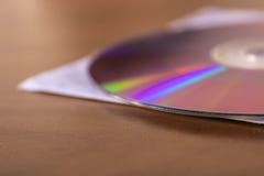 Disco na tabela de madeira, compact disc velho do CD DVD - imagem foto de stock Disco na tabela de madeira, compact disc velho do CD DVD - imagem foto de stock