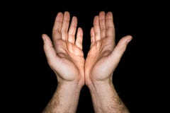 Discret, fin des mains d'un homme mûr fidèle priant, mains pliées, doigts entrelacés dans le culte à un dieu photo stock Discret, fin des mains d'un homme mûr fidèle priant, mains pliées, doigts entrelacés dans le culte à un dieu photo stock