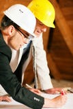 Discusión del arquitecto y del ingeniero de construcción imágenes de archivo libres de regalías Discusión del arquitecto y del ingeniero de construcción imágenes de archivo libres de regalías