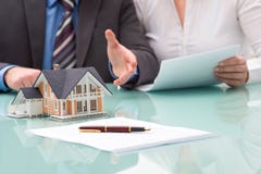 Discussion avec un vrai agent immobilier photos stock Discussion avec un vrai agent immobilier photos stock