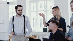 Discussione principale del giovane della società uomo felice del capo, spiegante diagramma al gruppo moderno dell'ufficio che inc video d archivio Discussione principale del giovane della società uomo felice del capo, spiegante diagramma al gruppo moderno dell'ufficio che inc video d archivio