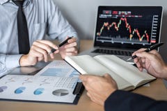 Discussão da equipe do negócio no encontro ao projeto da troca do investimento e à estratégia planejando do negócio em uma bolsa fotografia de stock Discussão da equipe do negócio no encontro ao projeto da troca do investimento e à estratégia planejando do negócio em uma bolsa fotografia de stock