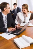 Discuter le travail photos libres de droits Discuter le travail photos libres de droits