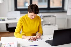 Dise?ador de Ui que trabaja en interfaz de usuario en la oficina fotografía de archivo Dise?ador de Ui que trabaja en interfaz de usuario en la oficina fotografía de archivo