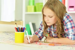 Disegno della bambina alla classe Fotografia Stock Libera da Diritti Disegno della bambina alla classe Fotografia Stock Libera da Diritti