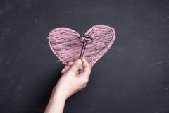 Disegno e chiave del cuore del gesso immagini stock Disegno e chiave del cuore del gesso immagini stock