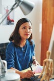 Diseñador ocupado con el trabajo imagen de archivo Diseñador ocupado con el trabajo imagen de archivo