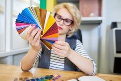 Diseñador que mira muestras del color imagen de archivo Diseñador que mira muestras del color imagen de archivo