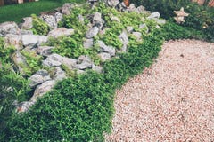 Diseño del jardín de piedras del estilo japonés, decoraciones hermosas foto de archivo Diseño del jardín de piedras del estilo japonés, decoraciones hermosas foto de archivo