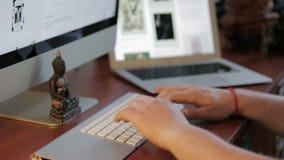 Diseño en el escritorio de madera con Trackpad y el ordenador almacen de video Diseño en el escritorio de madera con Trackpad y el ordenador almacen de video
