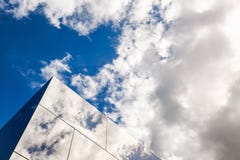Diseño exterior del edificio moderno, fachada de cristal Reflexión del pájaro y del cielo nublado en vidrio Antecedentes urbanos Imágenes de archivo libres de regalías Diseño exterior del edificio moderno, fachada de cristal Reflexión del pájaro y del cielo nublado en vidrio Antecedentes urbanos Imágenes de archivo libres de regalías