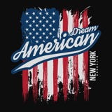 Diseño gráfico de la camiseta con textura de la bandera americana y del grunge Diseño de la camisa de la tipografía de Nueva York Foto de archivo libre de regalías Diseño gráfico de la camiseta con textura de la bandera americana y del grunge Diseño de la camisa de la tipografía de Nueva York Foto de archivo libre de regalías