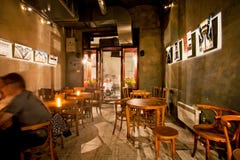 Diseño interior de barra polaca vieja de la cerveza con muebles de madera foto de archivo libre de regalías Diseño interior de barra polaca vieja de la cerveza con muebles de madera foto de archivo libre de regalías