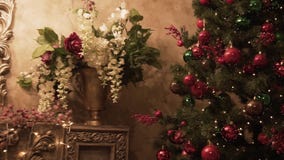 Diseño interior del sitio de la Navidad clip El árbol adornado por las luces presenta los juguetes, las velas y la guirnalda de l almacen de metraje de vídeo Diseño interior del sitio de la Navidad clip El árbol adornado por las luces presenta los juguetes, las velas y la guirnalda de l almacen de metraje de vídeo