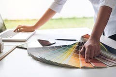 Diseño interior o diseñador gráfico que trabaja en el proyecto del archit imágenes de archivo libres de regalías Diseño interior o diseñador gráfico que trabaja en el proyecto del archit imágenes de archivo libres de regalías