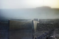 Disig morgonsikt av en utskov fr?n en stor beh?llare royaltyfri foto Disig morgonsikt av en utskov fr?n en stor beh?llare royaltyfri foto